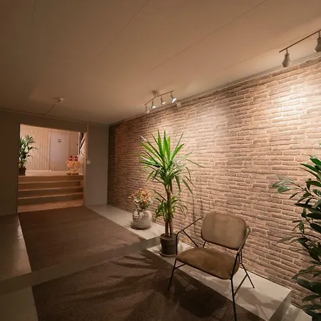 Hotel Kontrast *